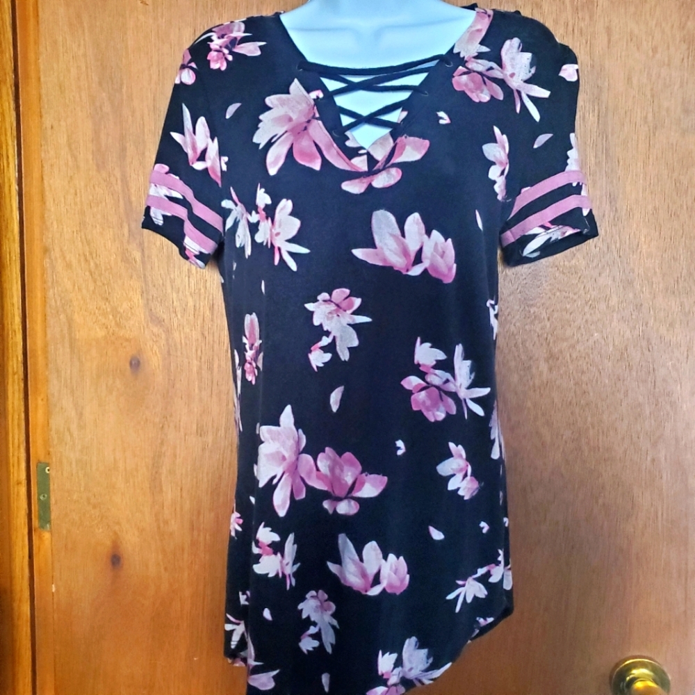 Maurices Black and Pink Floral Short Sleeve Tee